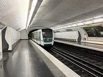 Rame MF 01 arrivant à la station.