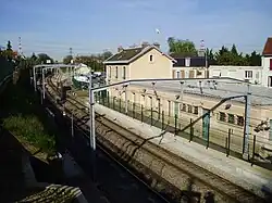 Face nord-ouest du bâtiment voyageurs vu depuis le pont au-dessus des voies.