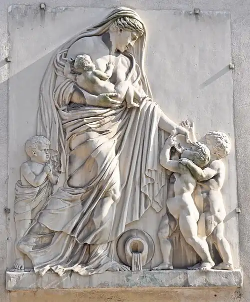 La Charité, relief de Augustin Félix Fortin qui constituait le principal ornement de la fontaine.