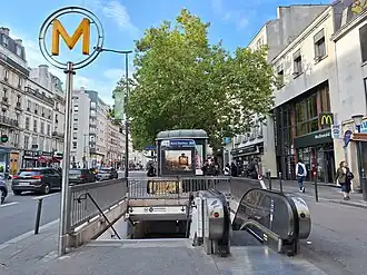L'unique bouche d'accès de la station, vue de face.