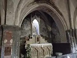 L'autel dédié à saint Joseph, dans la première travée du bas-côté nord.