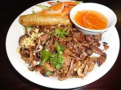 Bún thịt nướng chả giò, accompagné de porc et de nems.