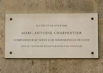 Plaque du compositeur Charpentier sur l'établissement, octroyée par le Centre de musique baroque de Versailles.