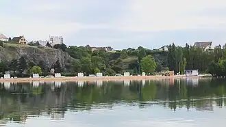 Plage de baignade du lac Kir, vue depuis la rive droite.