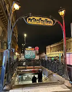 Vue nocturne de l'édicule Guimard.
