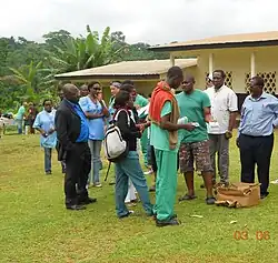 Dr Bwelle en Tshirt vert - Daniel Etounga Manguelle en chemise blanche- à droite Sa Majesté BC Nwind Le 3 juin 2012 à Ekoadjom