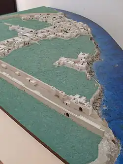 Reconstitution sur une maquette d'une partie de la ville avec la muraille au premier plan