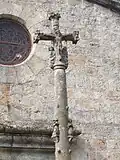 Croix devant l'église du Crestet.