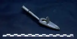 Cuillère à médicaments, fermée sur le dessus avec une petite trappe, bout percé pour laisser passer les médicaments.