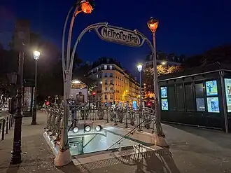 L'édicule Guimard ornant l'accès, vu de nuit.