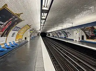 Les quais de la station, vus en direction de Balard.