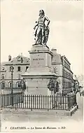 La statue au centre de la place, avec le socle du piédestal.
