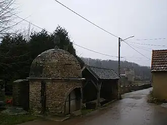 La fontaine du hameau de Balleure.