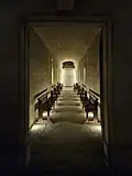 Couloir du caveau des gouverneurs vue depuis l'intérieur du caveau.