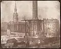 Henry Fox Talbot La colonne Nelson en construction. Trafalgar Square, Londres, v. 1843. Tirage sur papier salé à partir d'un négatif calotype