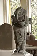 Gaṇeśa (Ganesh). Mỹ Sơn, c. VIIe&nbsp;siècle. Grès, H. 96&nbsp;cm. Musée de Đà Nẵng[67],[68]