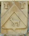 Détail du blason gravé sur la bretèche.