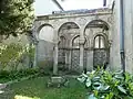 La cour arrière avec le portique et l'ancienne école hébraïque.