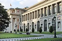 photo d'un monument à colonnades entouré de pelouses