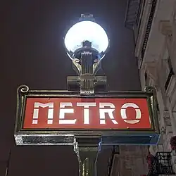 Un mât Dervaux allumé la nuit.