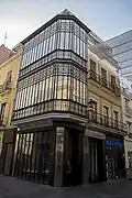Édifice de la rue Tetuán 25, à l'angle de la rue Jovellanos, construite en 1911 par Juan Talavera y Heredia pour Francisco Gil Fernández