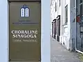 A l'entrée de la Synagogue