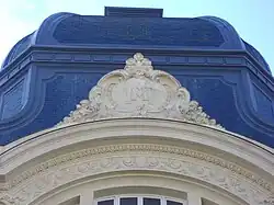 Fronton débordant estampillé d'un double M.