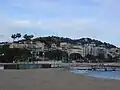 Vue sur le massif de la Californie avec au sommet l'observatoire de Super-Cannes depuis la Croisette.