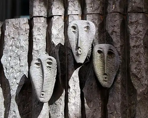 Fontaine aux masques (détail).