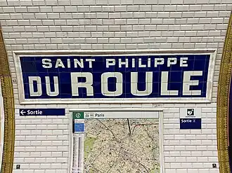 Faïence murale indiquant le nom de la station.