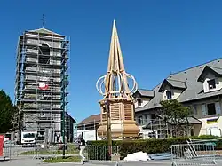 Construction de la charpente devant l'église et la mairie, août 2012.