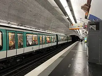 Arrêt d'une rame MF 01 en direction de Bobigny.
