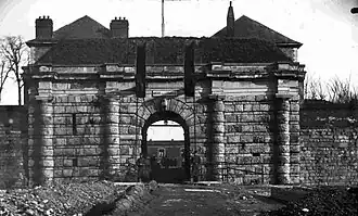 Porte Royale de la citadelle de Cambrai photographiée par Augustin Boutique à la fin du XIXe&nbsp;siècle[2]
