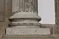 Base des colonnes de la façade principale.