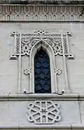 Exemple d'un vitrail du bâtiment, vu de l'extérieur.