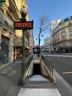 L'accès no&nbsp;3 « Rue Decrès ».