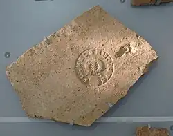 Brique du toit du portique, estampillée avec la marque du fabricant[a 8].