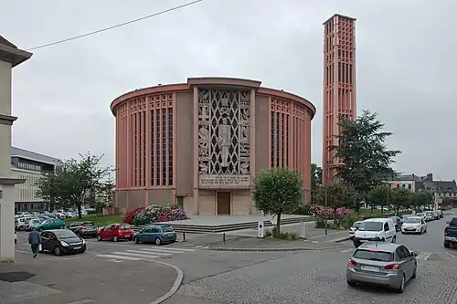 Yvetot, l'église Saint-Pierre reconstruite de 1956 à 1963.