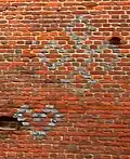 Cœur et losanges sur une façade.