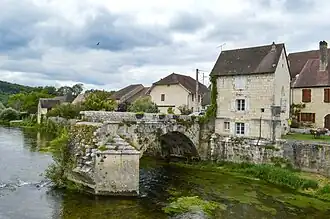 Les vestiges du vieux pont et l'ancienne chapelle puis mairie.