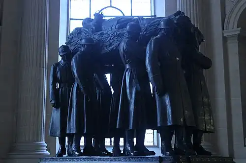 Le gisant et les soldats (détail)