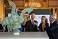 Le coq exposé au ministère de la Culture après l’incendie.