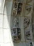 Façade du bas-côté nord, dais et statuette dans une voussure.