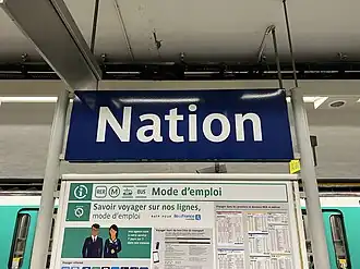 Panneau indiquant le nom de la station.