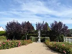 Vue générale du monument aux morts.