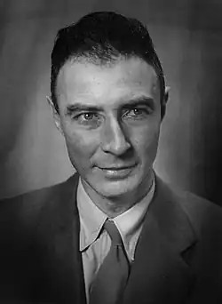 Photo en noir et blanc. Visage d'un homme portant un veston.