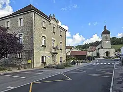 La mairie et l'église.