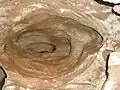 Un boyau géologique (diamètre de 1&nbsp;m env. ; longueur visible de 3&nbsp;m).