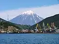Petropavlovsk-Kamtchatski et le volcan Koriakski, vus depuis la baie.