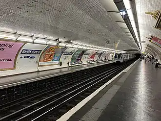 Quais sur la ligne 7 en direction de la Mairie d'Ivry et de Villejuif - Louis Aragon.